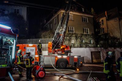 Stuttgart West: Schwerer Dachstuhlbrand nach Feuerwerksexplosion